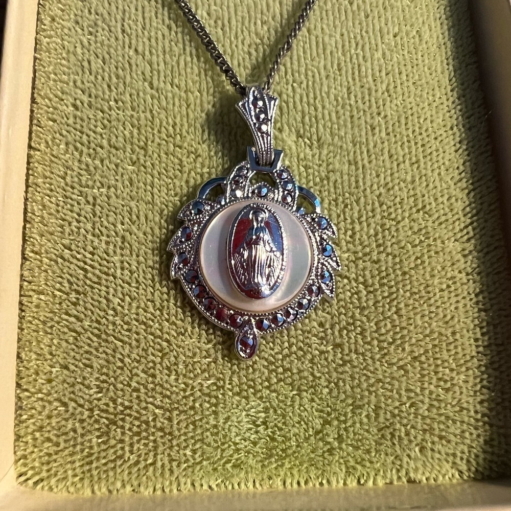 VINTAGE STERLING SILVER MOTHER OF PEARL MARCASITE JESUS CHRISTIAN w/chain